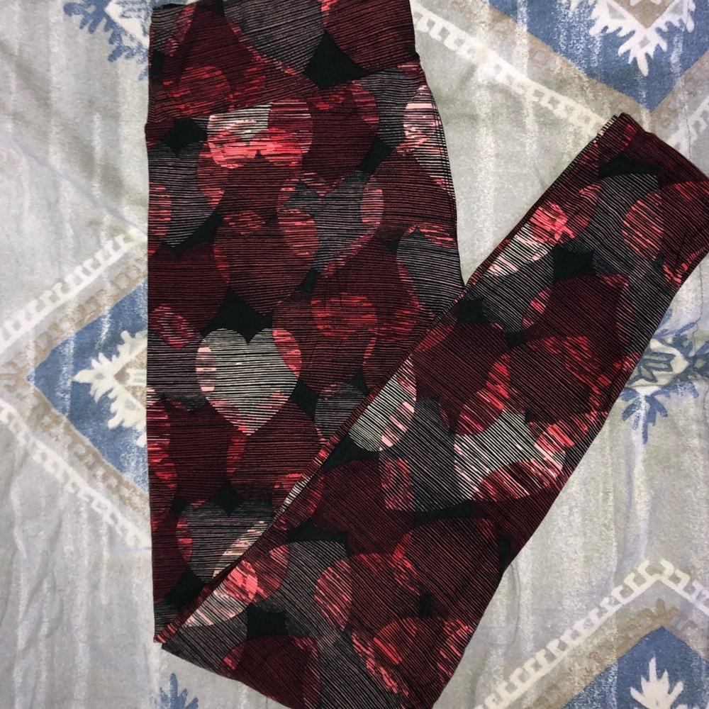 TC Leggings, hearts and black background